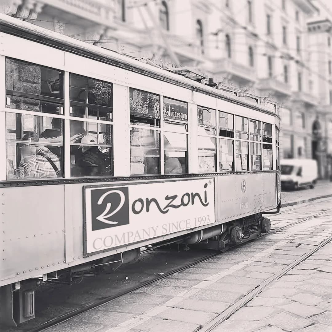 Il tram storico di Milano con la pubblicità Ronzoni Company, dal 1993